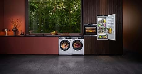 una cocina con nevera y ventana