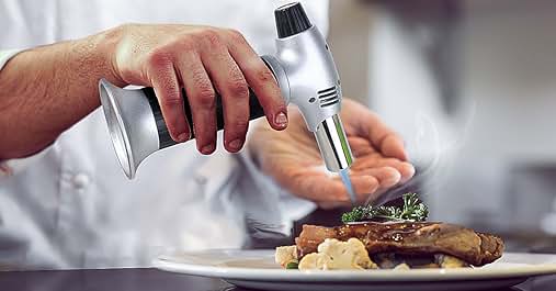 una mano que sostiene un cuchillo y un trozo de carne