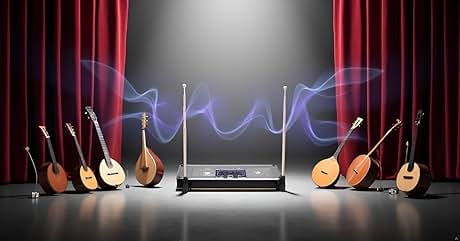 Bühnendisplay mit verschiedenen Streichinstrumenten, die um ein zentrales Soundsystem mit Antennen angeordnet sind. Akustikgitarren und mandolinenähnliche Instrumente flankieren beide Seiten, mit blauen wellenartigen visuellen Effekten