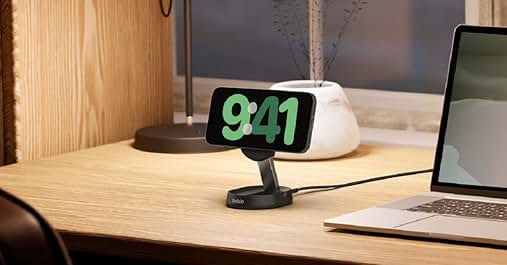 Pantalla de reloj digital montada en un soporte pequeño, que muestra la hora de las 9:41 en grandes números verdes. Colocado sobre un escritorio de madera con un jarrón blanco en el fondo