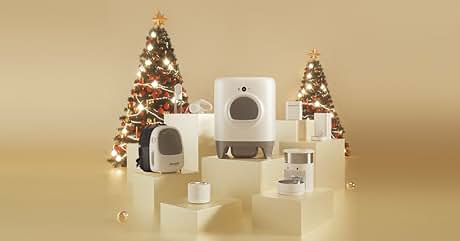 Colección de cámaras de seguridad domésticas y dispositivos de monitoreo blancos exhibidos con árboles de Navidad en miniatura decorados en un entorno de tonos dorados