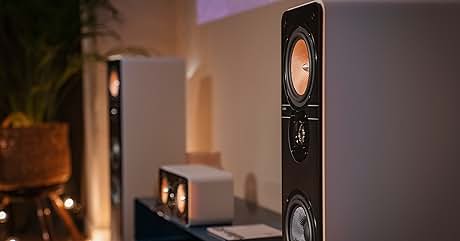 un par de altavoces en una sala de estar