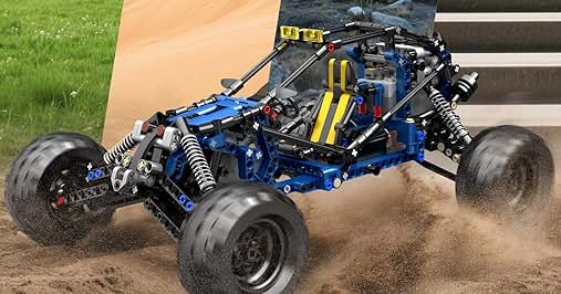 Der Text lautet „GRASSLAND“, „SAND“, „ROCK“, „STAIR“. Bild mit vier Feldern, das verschiedene Terrains zeigt. Blau-gelber Geländewagen mit großen Rädern, der auf Sand fährt