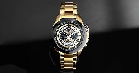 Primer plano del mismo reloj de pulsera de lujo en tono dorado, que muestra más detalles de la intrincada esfera negra con engranajes