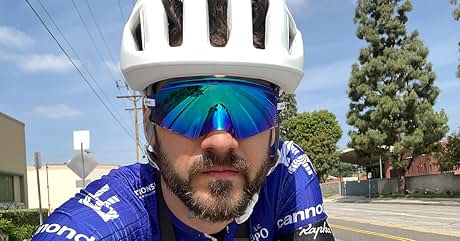 un hombre con un casco blanco y gafas de sol