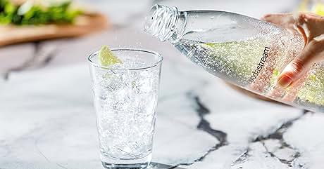 una botella de agua que se vierte en un vaso