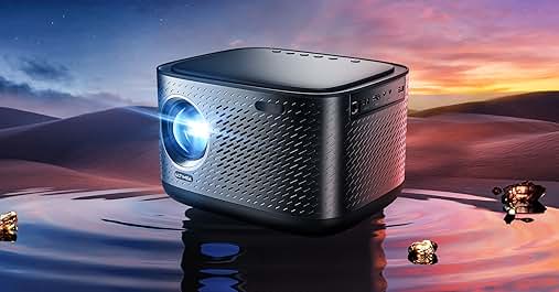 Un proyector negro en forma de cubo con una superficie texturizada que emite un haz de luz azul. Está colocado sobre una superficie reflectante contra un colorido cielo al atardecer con montañas