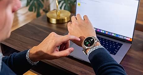 una persona que lleva un reloj en la muñeca