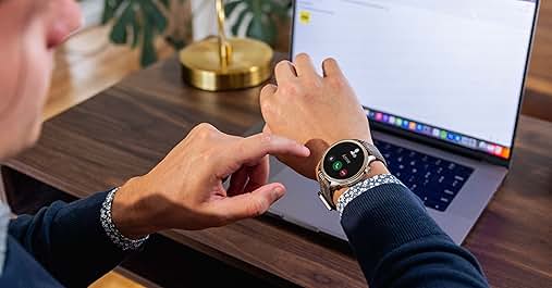 una persona que lleva un reloj en la muñeca