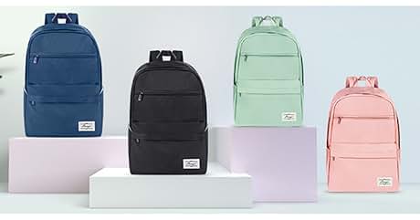Cuatro mochilas de diferentes colores: azul, negro, verde menta y rosa. Cada mochila tiene dos bolsillos frontales con cierre y una pequeña etiqueta blanca. Se muestra en plataformas blancas y moradas claras