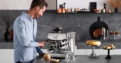 ein Mann, der vor einer Kaffeemaschine steht.