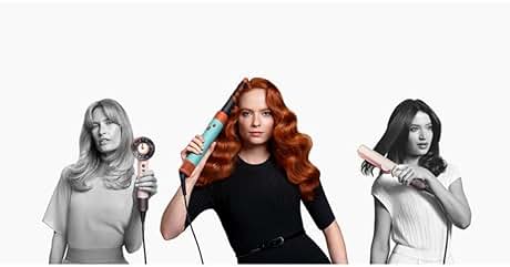 Tres mujeres que muestran herramientas para peinar el cabello. Centro: pelirroja con rizador. Izquierda: rubia con secador de pelo en blanco y negro. Derecha: morena con plancha en blanco y negro. Figura central en color, otras