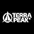 El texto dice «TERRA PEAK®». Logotipo blanco con una forma triangular estilizada con una punta en la parte superior, que se asemeja al pico de una montaña o una flecha de la brújula, sobre un fondo negro