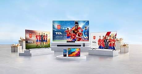 El texto dice «TCL». Pantalla del producto con dispositivos electrónicos TCL, incluidos televisores, teléfonos inteligentes y tabletas. Las imágenes de las pantallas muestran a jugadores de fútbol. Podios blancos y cajas de regalo en primer plano y en segundo plano