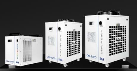 de tres unidades de refrigeración o enfriadoras industriales de tamaños cada vez mayores, con carcasa de metal blanco con rejillas de ventilación