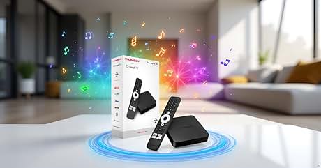 El texto dice «THOMSON ANDROID TV BOX». La caja del producto, el mando a distancia del televisor y el dispositivo de streaming están sobre una superficie blanca. Los productos están rodeados de coloridas notas musicales y efectos de luz. Configuración de la sala de estar en segundo plano.