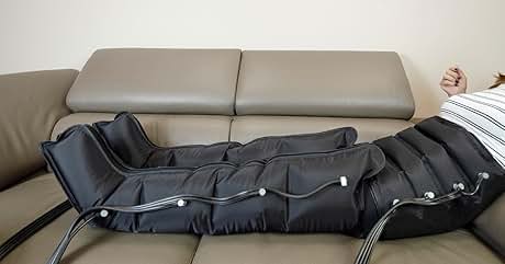 una bolsa negra tendida en un sofá con cremallera.