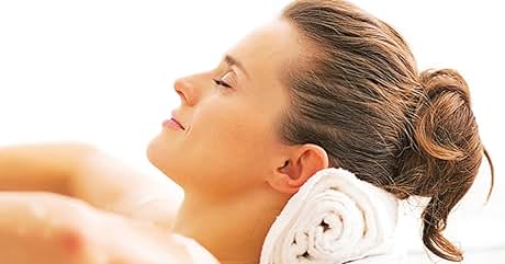 Frau, die ein Bad mit einem Handtuch nimmt