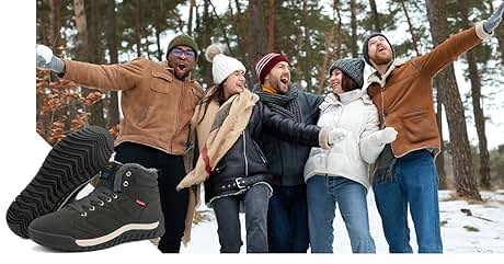 Text lautet „Bild 1". Gruppe von Menschen in Winterkleidung, die lachen und mit ausgestreckten Armen im verschneiten Wald posieren. Schwarzer Wanderschuh mit dicker Profilsohle