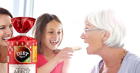 de un producto de arroz de la marca «Diet», sostenido por una mujer sonriente que se lo ofrece a una mujer mayor mientras una niña lo mira.