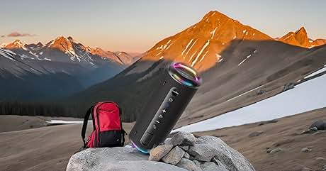 un altavoz sobre una roca con una mochila