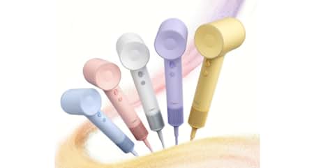 El texto dice «Imagen 1". Cinco coloridos secadores de pelo dispuestos en forma de abanico. Los colores incluyen rosa, azul, blanco, morado y amarillo. Los secadores tienen cuerpos cilíndricos y boquillas redondeadas, colocadas sobre una superficie de color beige