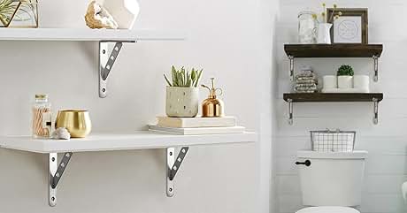 Estantes flotantes blancos con elementos decorativos en una pared de ladrillo. El estante inferior contiene plantas y objetos de oro. Los estantes superiores muestran marcos y pequeñas plantas en macetas