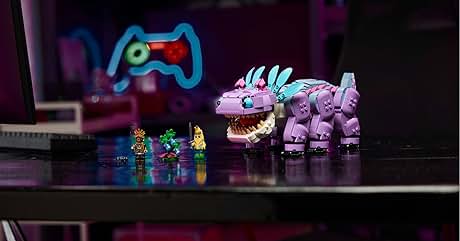 al estilo Lego con una gran figura de dinosaurio mecánico morado junto a minifiguras de personajes pequeños, con iconografía de juegos de neón