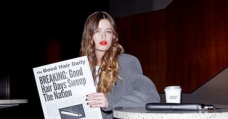 Vista parcial de una persona con cabello largo y ondulado que sostiene un libro titulado «Breaking Good» sobre un fondo oscuro.