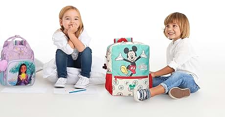 Dos mochilas coloridas para niños, una morada con un diseño de personajes y otra azul con Mickey Mouse, exhibidas con