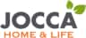de JOCCA Home & Life en texto gris oscuro con subtexto naranja y detalles en hojas verdes sobre fondo