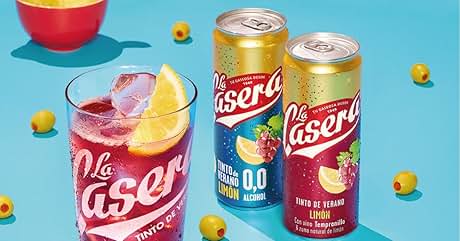 Bebidas enlatadas con sabor a fruta y un vaso con bebida roja, hielo y una rodaja de limón. Las latas doradas tienen imágenes de frutas. Pequeños frutos amarillos esparcidos por todas partes.