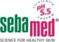 dice «Sebamed CIENCIA PARA UNA PIEL SANA». Logotipo con «seba» verde y «med» rosa. Texto «clínicamente probado a pH 5.5» en disposición circular. Fondo negro.