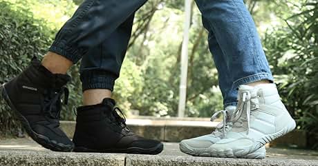 Primer plano de los pies de dos personas con zapatillas blancas y negras en contraste, de pie sobre una superficie de madera al aire libre