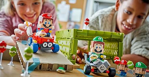 Zwei Kinder spielen mit einem Spielzeugauto