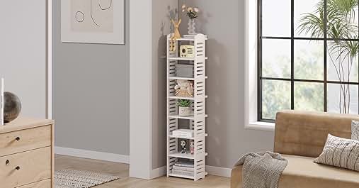 Hohes, schmales Bücherregal mit mehreren Würfelfächern, an einer grauen Wand in der Nähe eines Fensters platziert. Weiße Oberfläche mit sichtbarer Holzmaserung.