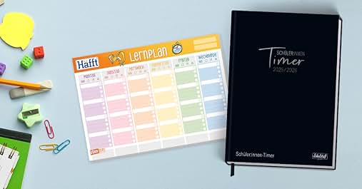 Der Text lautet „Hafft Lernplan“, „Timer 2024/2025". Buntes Wochenplaner-Blatt mit pastellfarbenen Boxen. Schwarzes Hardcover-Planerbuch. Schulmaterial wie Bleistift, Büroklammern und Haftnotizen sind überall verstreut