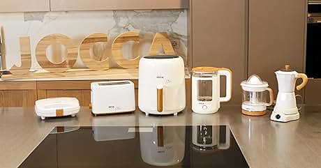 Colección de electrodomésticos de cocina blancos que incluyen tostadora, tetera y varios dispositivos electrónicos pequeños dispuestos sobre una encimera.