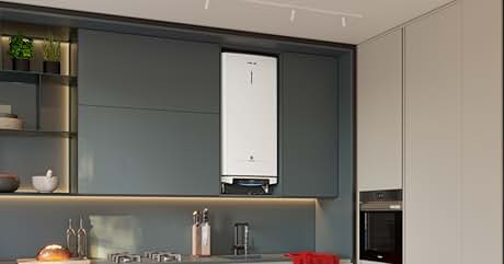 Interior de cocina moderno con una caldera blanca montada en la pared, gabinetes grises, estanterías de madera y electrodomésticos integrados
