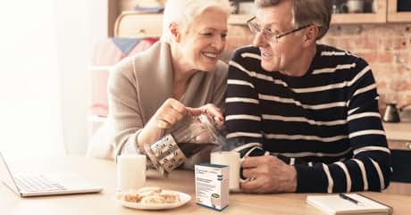 una pareja sirviendo té en una taza