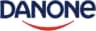 de Danone en mayúsculas azules con una línea curva roja en la parte inferior, sobre un fondo negro