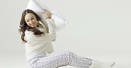 una chica con una almohada en sus manos