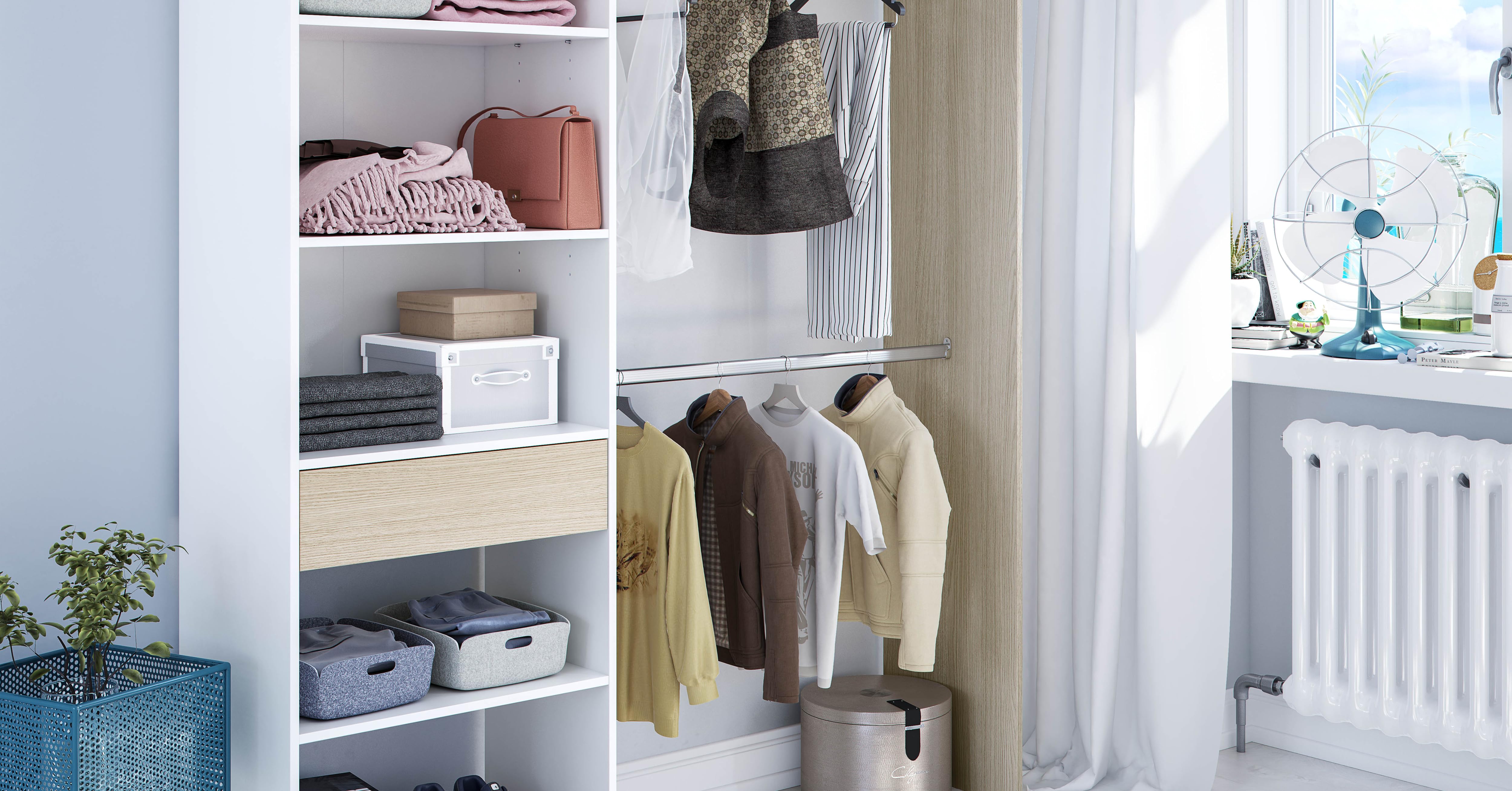 con estantería y perchero, que contiene ropa y accesorios organizados en una habitación luminosa con detalles en azul