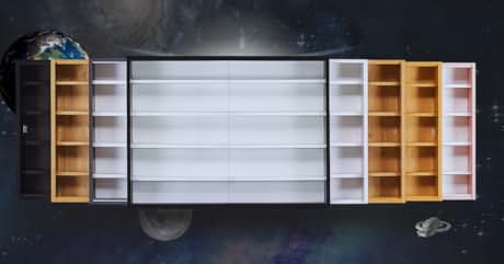 Gran estantería modular con secciones blancas y de madera, que flota en el espacio. Cajones centrales blancos flanqueados por estantes abiertos. Fondo cósmico con la Tierra, la luna y el asteroide visibles