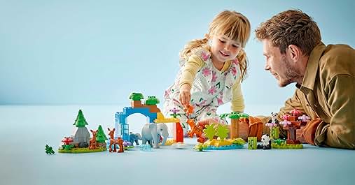 un père et sa fille jouent avec un petit train