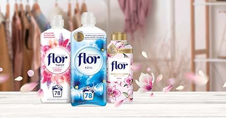 Tres botellas de detergente para ropa Flor en diseños de rosa, azul y blanco rosado, con una capacidad de lavado de 78 y 72, con pétalos de flores en