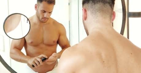 Un reflejo en el espejo del baño que muestra la actividad de aseo con un inserto de aumento circular