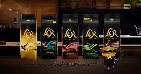 Cinco paquetes de café mostrados en una superficie oscura. Cada paquete presenta la marca dorada «L'OR» y distintos acentos de color, que sugieren diferentes sabores o variedades