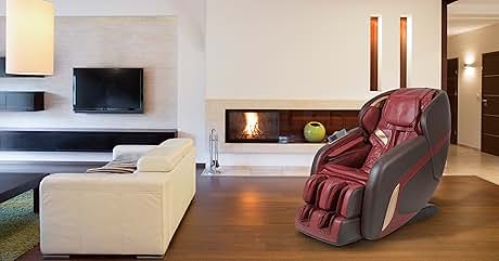 una sala de estar con sofá y chimenea