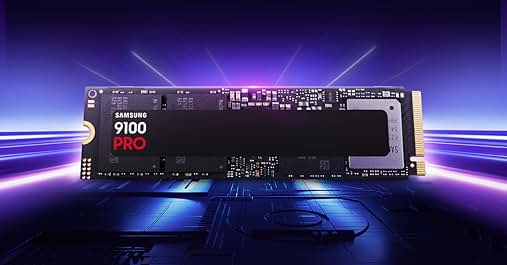 Samsung 990 PRO NVMe SSD wird auf einem futuristischen blau-lila Hintergrund angezeigt. Das schwarze Laufwerk ist mit rotem Text versehen und wird mit Lichtstrahlen über einer reflektierenden Oberfläche schweben gezeigt